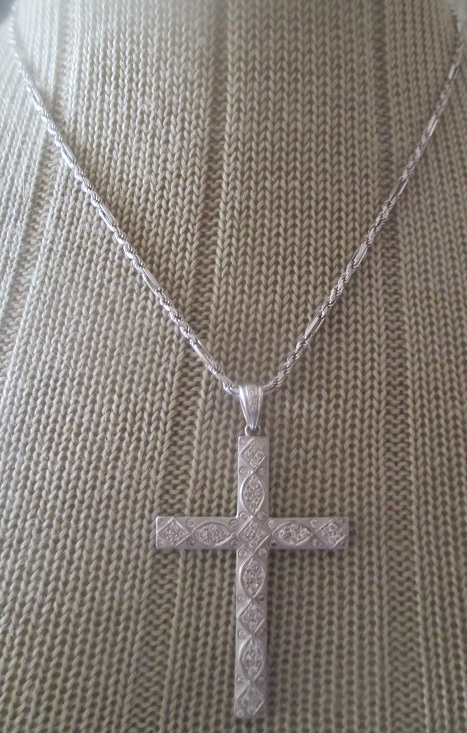 xxM1213M Large 18k gold cross covered with diamonds 18 k gold chain Takst-Voluation N.Kr. 40 000